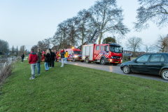 Loop-eend-op-het-ijs-Meedensingel-Appingedam_4347