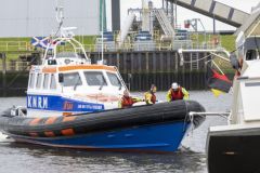 Plezierjacht-vastgelopen-zeehavenkanaal-Delfzijl_7462