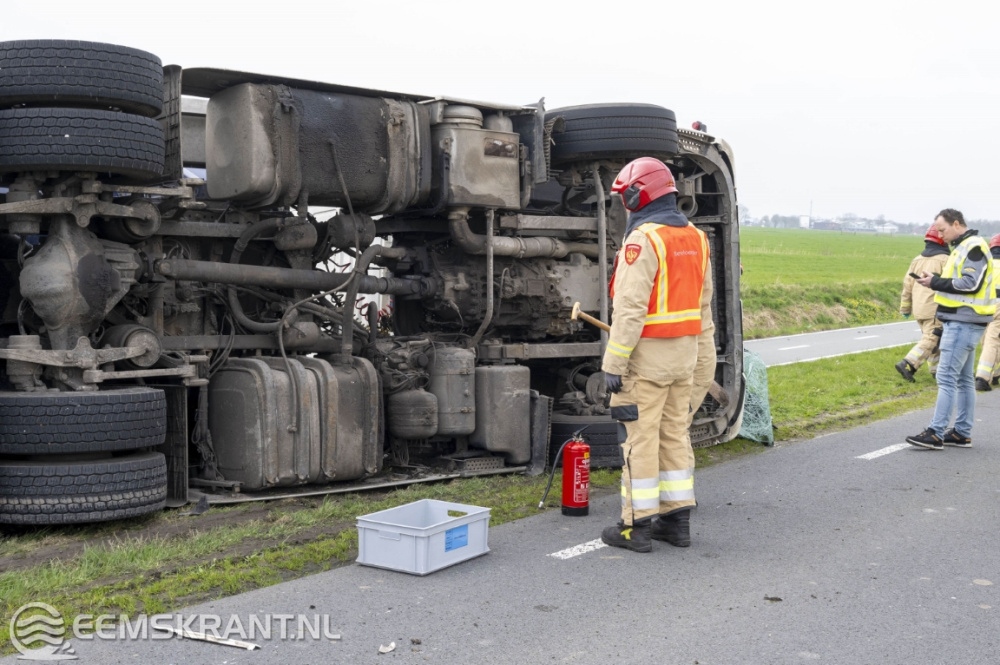 Vrachtwagen Geladen Met Vloeibare Mest Kantelt Op De Delleweg Bij ...