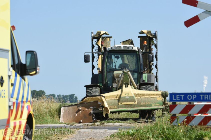 Trein Komt Op Onbewaakte Spoorwegovergang In Aanrijding Met Tractor Bij ...