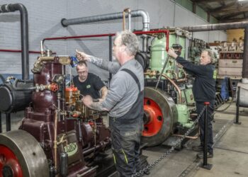 Anne Nijboer (achtergrond) en twee vrijwilligers werden hard om de motoren weer te laten ronken.