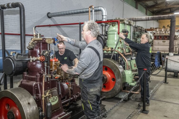 Anne Nijboer (achtergrond) en twee vrijwilligers werden hard om de motoren weer te laten ronken.