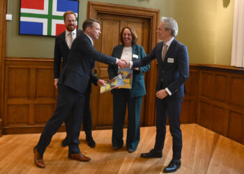 Gedeputeerde Pascal Roemers (provincie Groningen) schudt Jacos van Zelst, directeur realisatie woningbouw (ministerie van VRO) de hand, wethouder Rik van Niejenhuis (gemeente Groningen) en Liesbeth Spies (voorzitter Aedes).